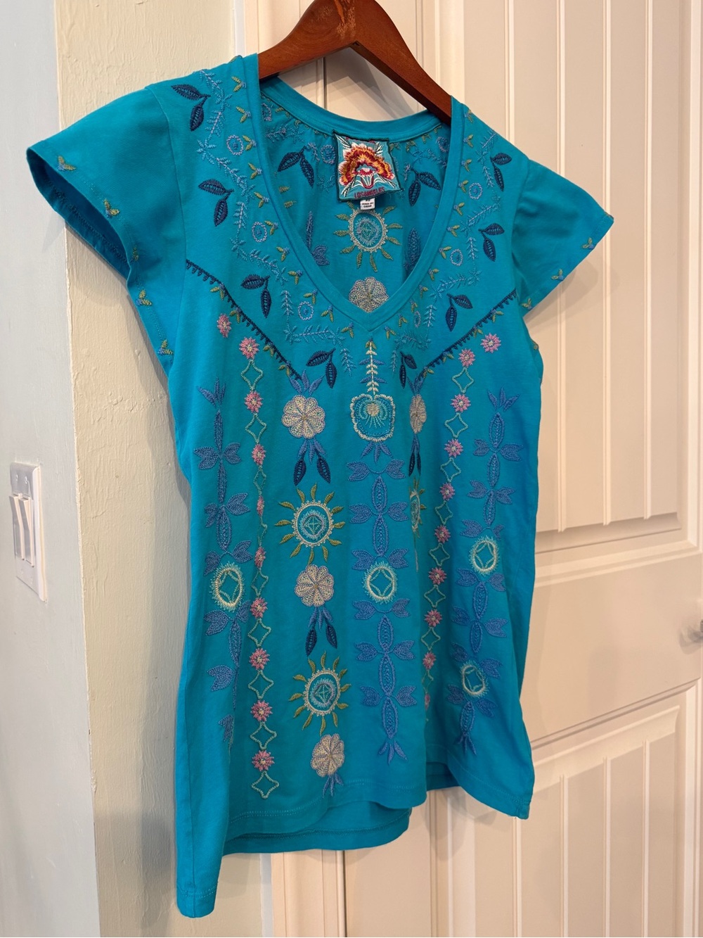 Johnny Was Los Angeles Turquoise Embroidered V-Neck Tee XS Boho Top - Picture 2 of 6